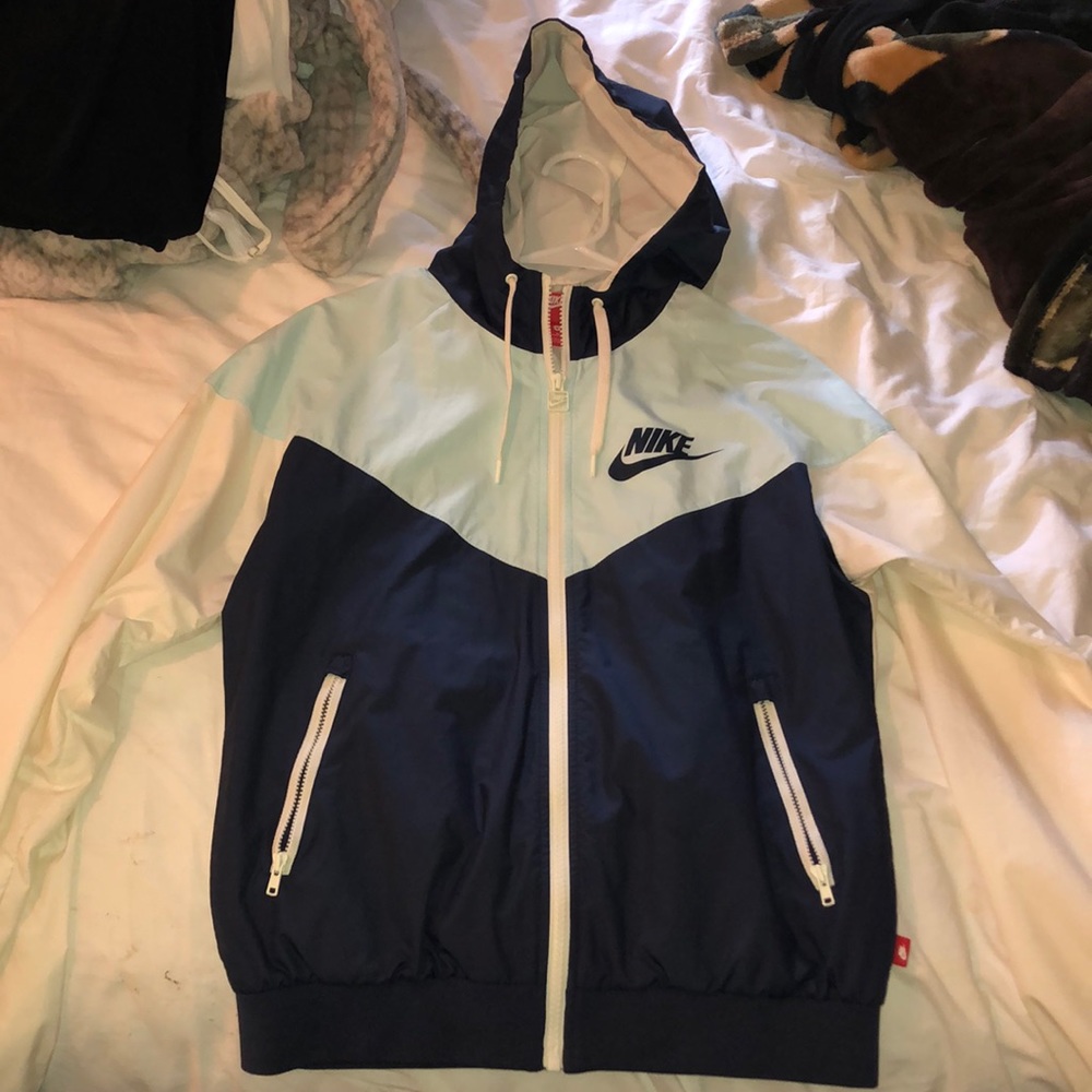 Never worn before Nike size medium windbreaker